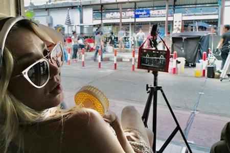 Kaley Cuoco am Set ihres neuen Films in Bangkok Kaley Cuoco am Set ihres neuen Films in Bangkok