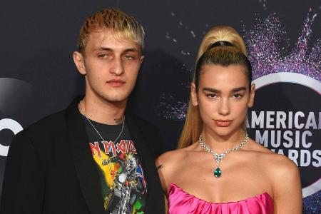 Dua Lipa und Anwar Hadid auf dem roten Teppich der American Music Awards in Los Angeles Dua Lipa und Anwar Hadid auf dem roten Teppich der American Music Awards in Los Angeles