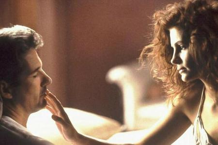 Aus der Geschäftsbeziehung von Edward (Richard Gere, li.) und der Prostituierten Vivian (Julia Roberts) wird eine knisternde... Aus der Geschäftsbeziehung von Edward (Richard Gere, li.) und der Prostituierten Vivian (Julia Roberts) wird eine knisternde...