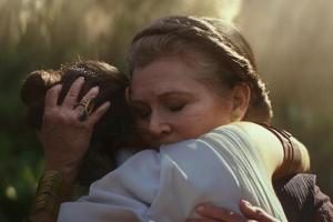General Leia Organa (Carrie Fisher, hinten) und Rey (Daisy Ridley) in "Star Wars: Der Aufstieg Skywalkers"