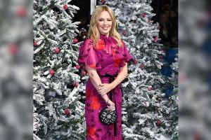 Kylie Minogue bringt sich im Blumenkleid in Weihnachtsstimmung