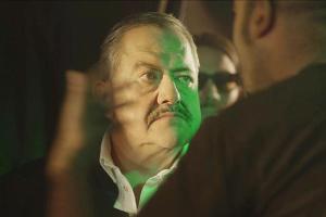 Joseph Hannesschläger als Münchener Mafia-Boss in der Komödie "Schmucklos"