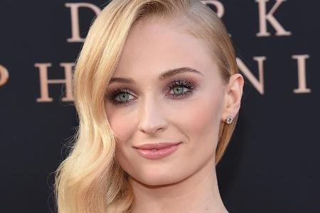 Sophie Turner hat in einem Brautkleid von Louis Vuitton Sophie Turner hat in einem Brautkleid von Louis Vuitton