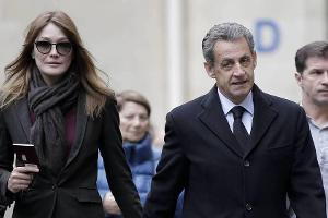 Cover-Foto von Nicolas Sarkozy und Carla Bruni sorgt für Lacher