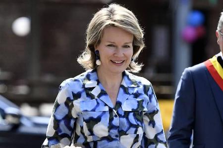 Königin Mathilde stimmte ihr Outfit farblich ab Königin Mathilde stimmte ihr Outfit farblich ab