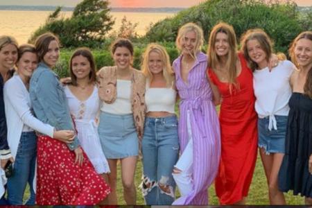 Katherine Schwarzenegger (in Rot) mit ihren Liebsten Katherine Schwarzenegger (in Rot) mit ihren Liebsten
