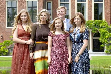Die Königsfamilie vor Schloss Huis ten Bosch, v.l.n.r.: Prinzessin Catharina-Amalia, Königin Máxima, Prinzessin Ariane, Köni... Die Königsfamilie vor Schloss Huis ten Bosch, v.l.n.r.: Prinzessin Catharina-Amalia, Königin Máxima, Prinzessin Ariane, Köni...