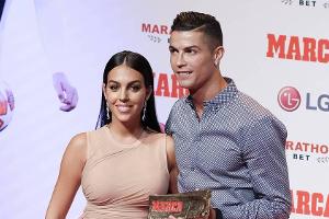 Cristiano Ronaldo posiert mit Preis und Freundin für die Fotografen