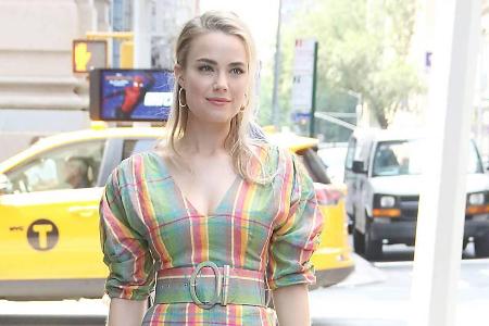 Rebecca Rittenhouse im trendigen Streifen-Kleid in den Straßen von New York Rebecca Rittenhouse im trendigen Streifen-Kleid in den Straßen von New York