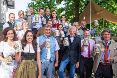 Vorfreude auf die kommende Wiesn: die Wirte der großen Oktoberfest-Zelte mit ihrem neuen Krug Vorfreude auf die kommende Wiesn: die Wirte der großen Oktoberfest-Zelte mit ihrem neuen Krug