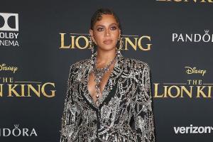 Beyoncé glitzert auf dem roten Teppich