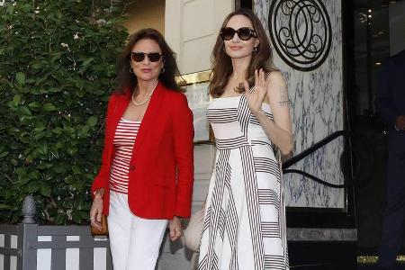 US-Star Angelina Jolie und ihre Patentante, die britische Schauspielerin Jacqueline Bisset, in Paris