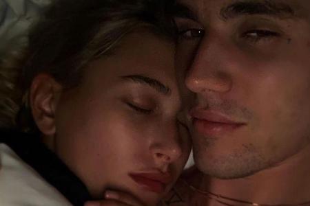 Justin Bieber mit seiner schlafenden Frau Hailey Justin Bieber mit seiner schlafenden Frau Hailey
