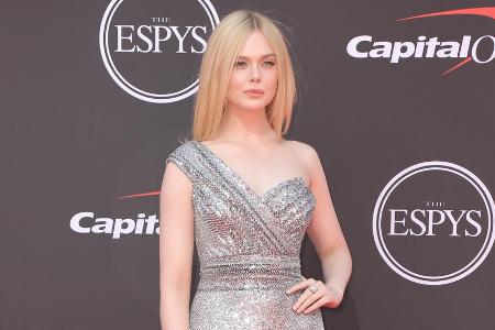 Elle Fanning erschien zur Verleihung des ESPY Awards in einem bezaubernden One-Shoulder-Kleid Elle Fanning erschien zur Verleihung des ESPY Awards in einem bezaubernden One-Shoulder-Kleid