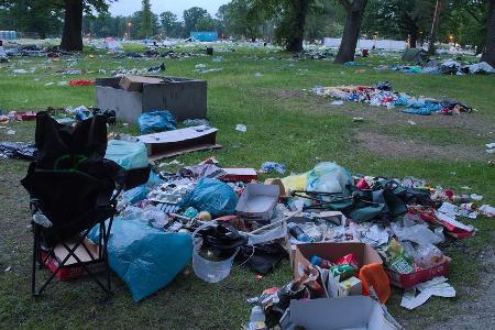 Wenn die Festival-Fans verschwunden sind, bleibt der Müll übrig - hier im Juni nach Wenn die Festival-Fans verschwunden sind, bleibt der Müll übrig - hier im Juni nach