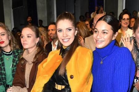 Schauspielerin Sonja Gerhardt (zweite von links) und Moderatorin Victoria Swarovski (dritte von links) bei der Riani-Show im...