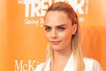 Schauspielerin und Model Cara Delevingne ist bekannt für ihre perfekt geformten Augenbrauen Schauspielerin und Model Cara Delevingne ist bekannt für ihre perfekt geformten Augenbrauen