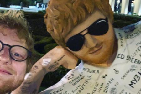 Ed Sheeran freut sich offenbar über seine Statue Ed Sheeran freut sich offenbar über seine Statue