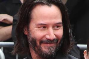 "Du bist atemberaubend": Keanu Reeves reagiert auf Fan-Schild