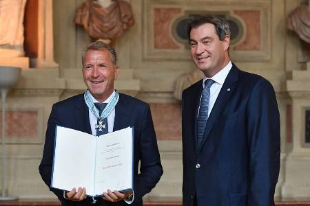 Der frühere Fußballweltmeister Andy Köpke (l.) freute sich über den Bayerischen Verdienstorden - überreicht von Ministerpräs... Der frühere Fußballweltmeister Andy Köpke (l.) freute sich über den Bayerischen Verdienstorden - überreicht von Ministerpräs...
