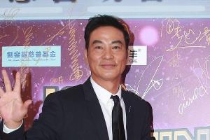 Schauspieler Simon Yam auf der Bühne niedergestochen