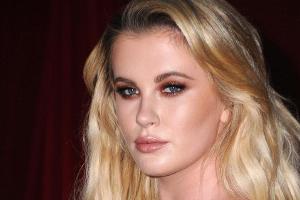 Ireland Baldwin: Fast nackt über den Dächern von New York