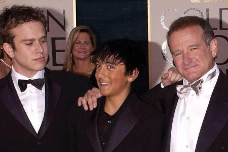 Robin Williams und seine Söhne Zak und Cody (Mitte) bei den Golden Globes 2004