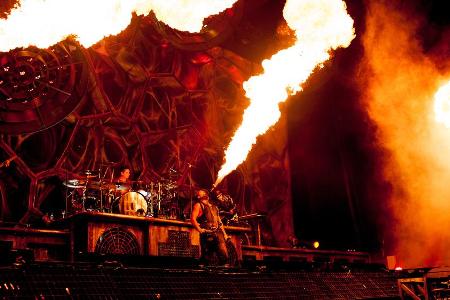 Liebe ist für alle da! Rammstein spielen 2020 Zusatzshows in mehreren deutschen Städten. Liebe ist für alle da! Rammstein spielen 2020 Zusatzshows in mehreren deutschen Städten.