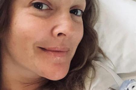 Drew Barrymore kuschelt mit ihren Haustieren Drew Barrymore kuschelt mit ihren Haustieren