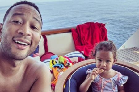 John Legend macht gerade einen Familienurlaub am und im Mittelmeer John Legend macht gerade einen Familienurlaub am und im Mittelmeer