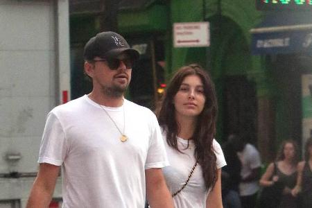 Camila Morrone mit ihrem Freund Leonardo DiCaprio bei einem Spaziergang durch New York Camila Morrone mit ihrem Freund Leonardo DiCaprio bei einem Spaziergang durch New York
