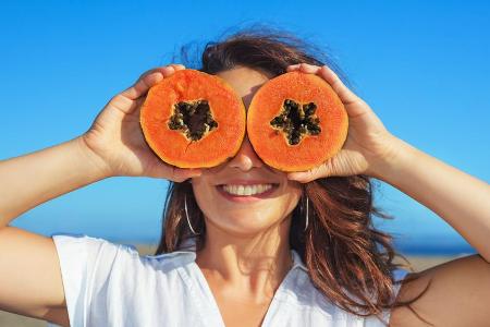 Papaya und Co.: Mit diesen Lebensmitteln sieht man länger jung aus. Papaya und Co.: Mit diesen Lebensmitteln sieht man länger jung aus.