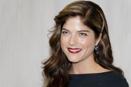 Selma Blair bei einer Veranstaltung im Jahr 2017 noch mit langer Mähne Selma Blair bei einer Veranstaltung im Jahr 2017 noch mit langer Mähne