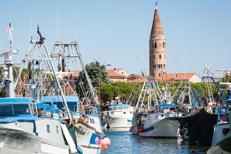 Der Fischereihafen von Caorle: Im Hintergrund der Glockenturm der Kathedrale aus dem 11. Jahrhundert Der Fischereihafen von Caorle: Im Hintergrund der Glockenturm der Kathedrale aus dem 11. Jahrhundert