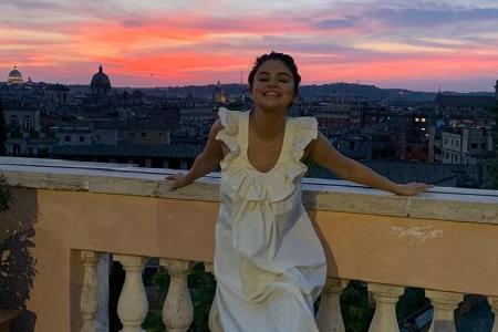 Selena Gomez strahlt in die Kamera Selena Gomez strahlt in die Kamera