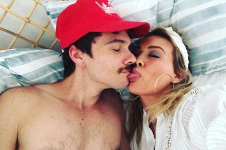 Grimassen schneiden auf Instagram: Hilary Duff und ihr Verlobter Matthew Koma Grimassen schneiden auf Instagram: Hilary Duff und ihr Verlobter Matthew Koma