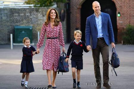 Prinzessin Charlotte (l.) und Prinz George werden von den Eltern, Prinz William und Herzogin Kate, zur Schule begleitet Prinzessin Charlotte (l.) und Prinz George werden von den Eltern, Prinz William und Herzogin Kate, zur Schule begleitet