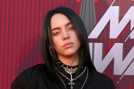 Billie Eilish ist bekannt für ihre lockere Kleidung: Meist trägt sie weite Pullover und Hosen Billie Eilish ist bekannt für ihre lockere Kleidung: Meist trägt sie weite Pullover und Hosen