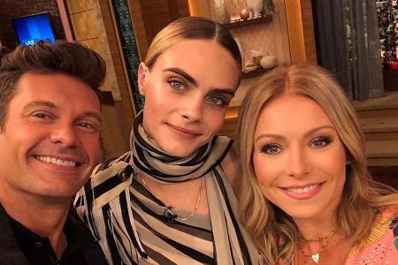Cara Delevingne (Mitte) zusammen mit Kelly Ripa und Ryan Seacrest Cara Delevingne (Mitte) zusammen mit Kelly Ripa und Ryan Seacrest