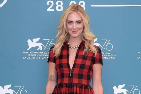 Chiara Ferragni macht in schwarz-rot eine traumhafte Figur Chiara Ferragni macht in schwarz-rot eine traumhafte Figur