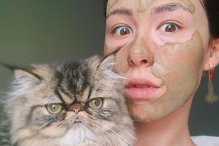 Aurora Ramazzotti posiert mit ihrer Katze auf Instagram Aurora Ramazzotti posiert mit ihrer Katze auf Instagram