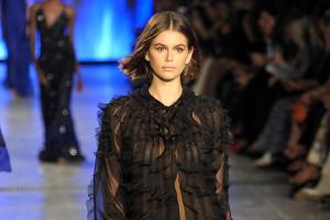 Kaia Gerber beeindruckt im schwarzen Rüschenkleid