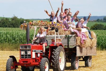 Moderatorin Inka Bause ist mit den neuen Bauern auf dem Traktor unterwegs Moderatorin Inka Bause ist mit den neuen Bauern auf dem Traktor unterwegs