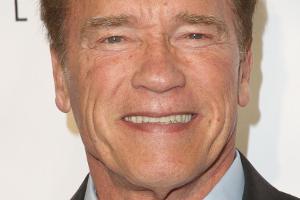 Arnold Schwarzenegger nimmt Sylvester Stallone auf den Arm