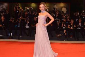 Lily-Rose Depp im zartlila Traumkleid in Venedig