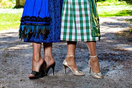 Sandaletten und Pumps mit Riemchen passen perfekt zu edlen Dirndln Sandaletten und Pumps mit Riemchen passen perfekt zu edlen Dirndln