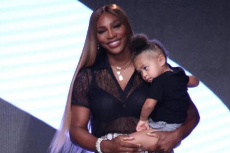 Serena Williams trägt Töchterchen Alexis Olympia Ohanian Jr. auf dem Arm Serena Williams trägt Töchterchen Alexis Olympia Ohanian Jr. auf dem Arm