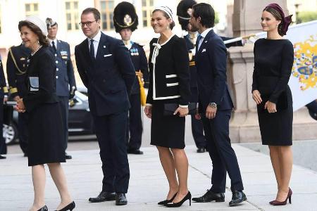 Mit ihrem schwarz-dunkelroten Look hat Prinzessin Sofia von Schweden (r.) einen modischen Fehltritt gemacht Mit ihrem schwarz-dunkelroten Look hat Prinzessin Sofia von Schweden (r.) einen modischen Fehltritt gemacht