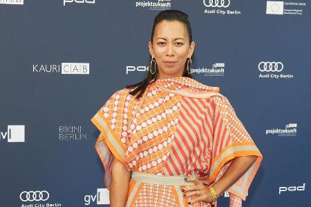 Minh-Khai Phan-Thi stach in diesem Outfit aus der Menge hervor Minh-Khai Phan-Thi stach in diesem Outfit aus der Menge hervor