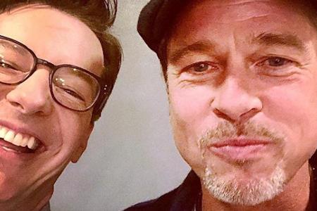 Sean Hayes scheint das Foto sehr lustig zu finden - und Brad Pitt (r.)? Sean Hayes scheint das Foto sehr lustig zu finden - und Brad Pitt (r.)?